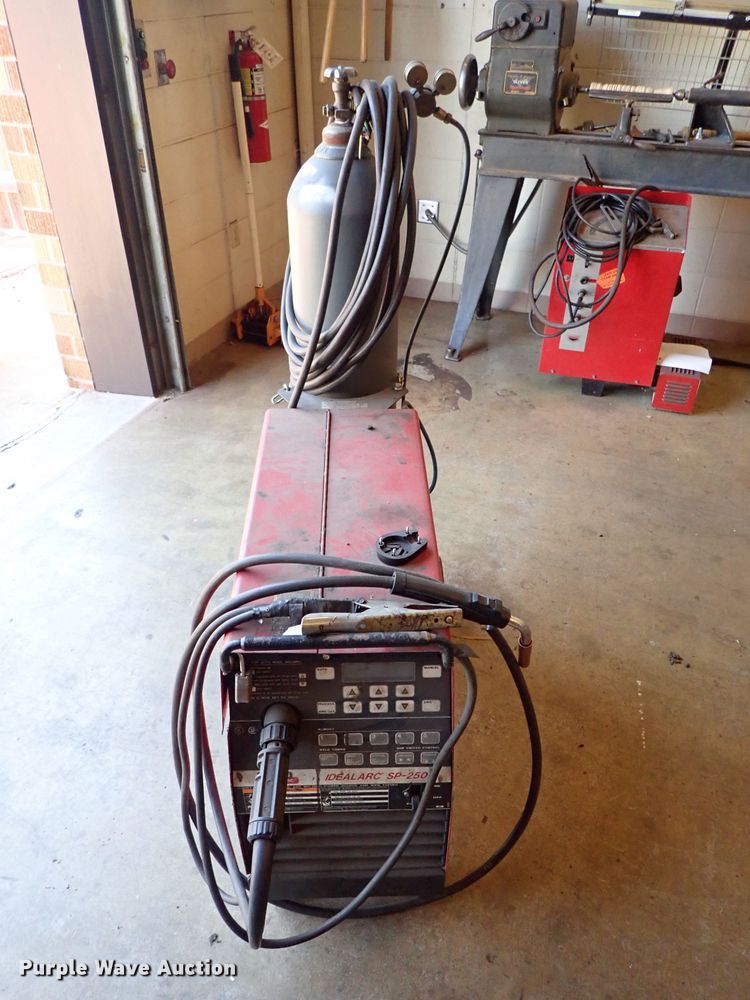 image for item FE9897 Lincoln Idealarc SP250 welder