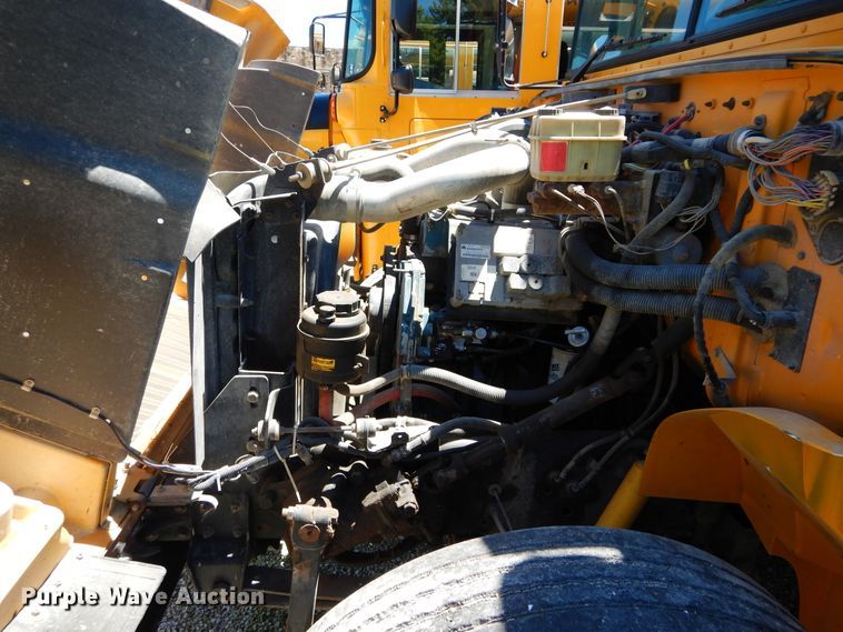 image for item FI9912 2002 International CE school bus