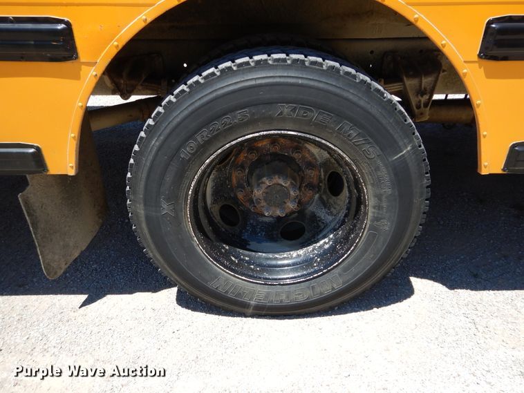 image for item FI9912 2002 International CE school bus