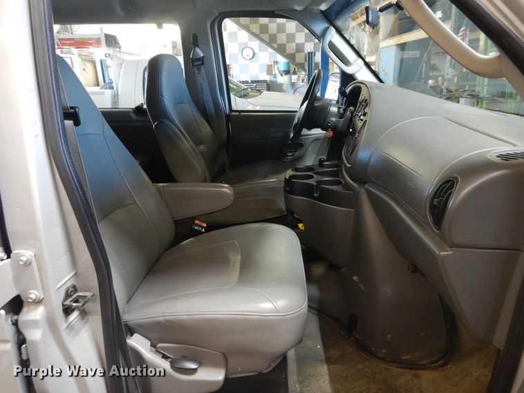 image for item FI9942 2006 Ford E350 van