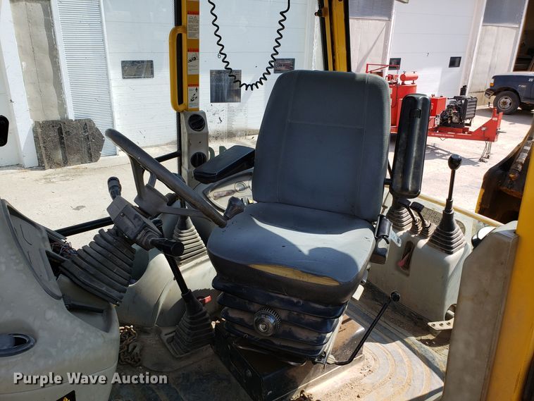 image for item FL9046 Komatsu WB140 backhoe