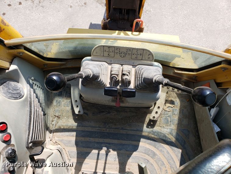 image for item FL9046 Komatsu WB140 backhoe