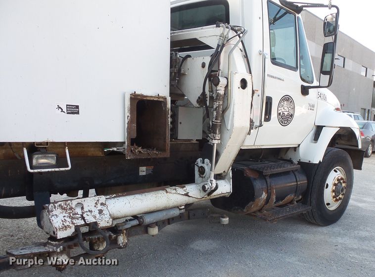 image for item FM9696 2006 International 7400 refuse truck