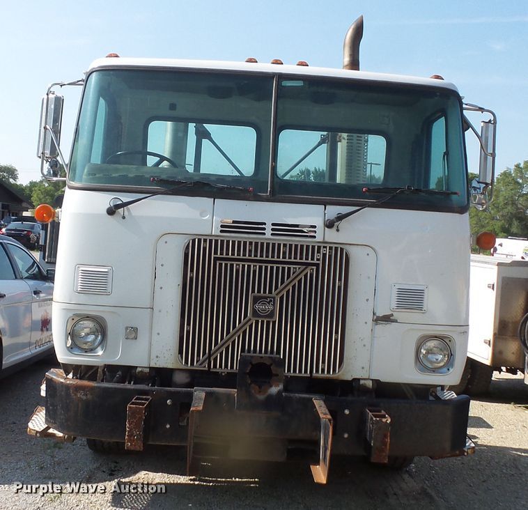 image for item FM9697 1998 Volvo Xpeditor semi truck