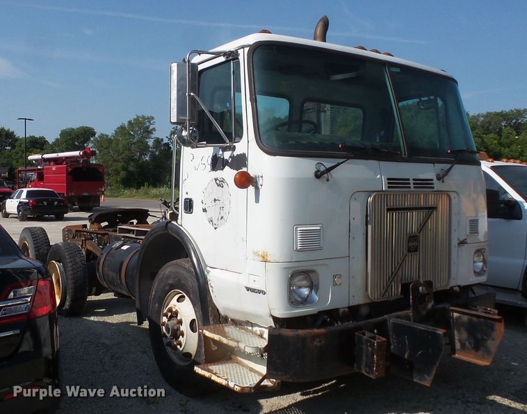 image for item FM9697 1998 Volvo Xpeditor semi truck