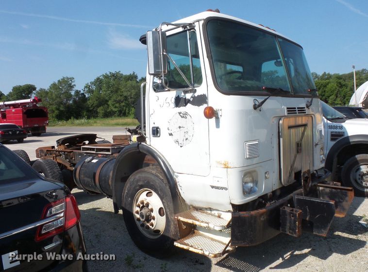 image for item FM9697 1998 Volvo Xpeditor semi truck