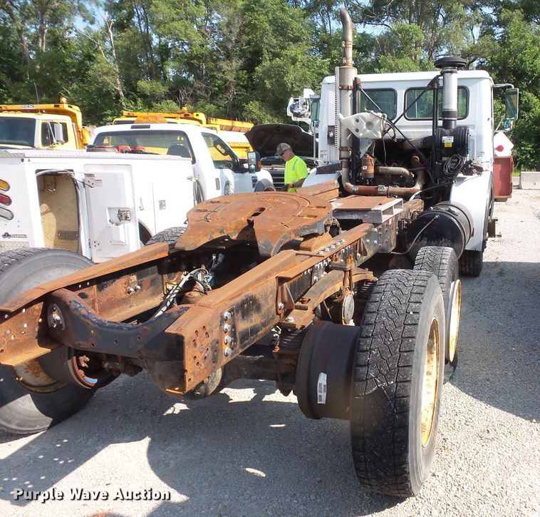 image for item FM9697 1998 Volvo Xpeditor semi truck