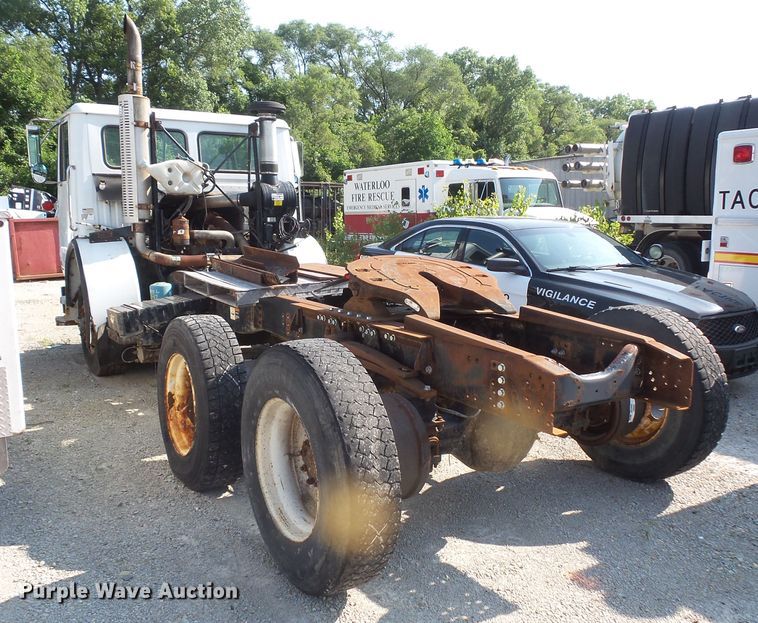 image for item FM9697 1998 Volvo Xpeditor semi truck