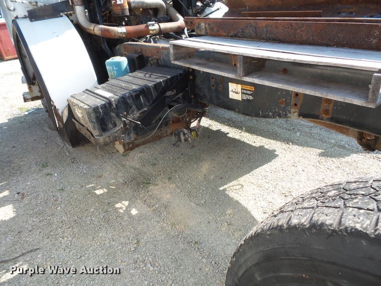 image for item FM9697 1998 Volvo Xpeditor semi truck