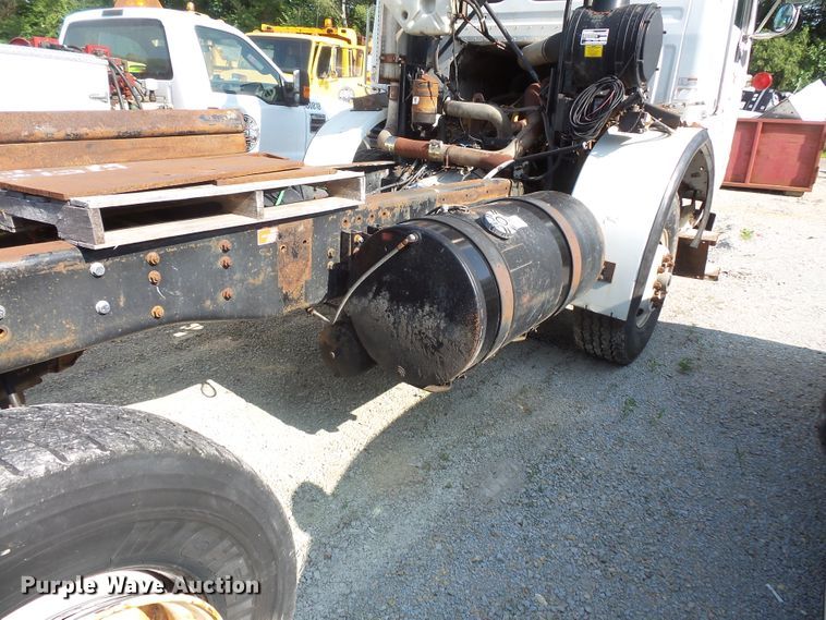 image for item FM9697 1998 Volvo Xpeditor semi truck