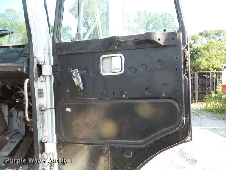 image for item FM9697 1998 Volvo Xpeditor semi truck