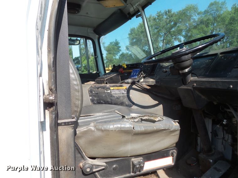 image for item FM9697 1998 Volvo Xpeditor semi truck