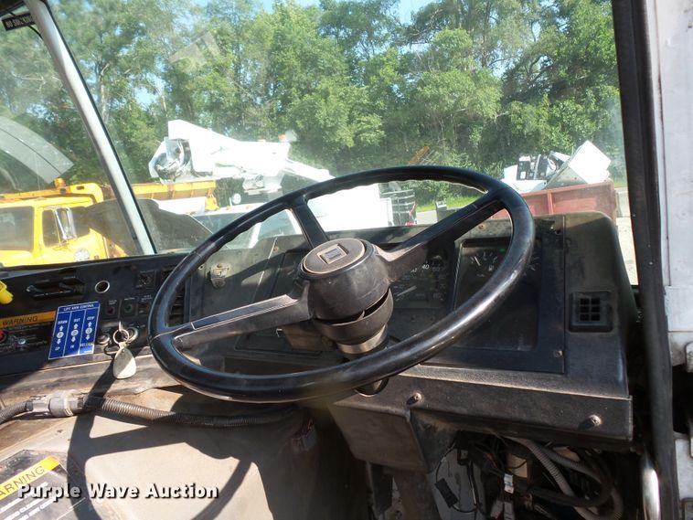 image for item FM9697 1998 Volvo Xpeditor semi truck