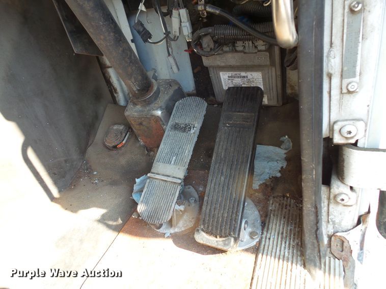 image for item FM9697 1998 Volvo Xpeditor semi truck