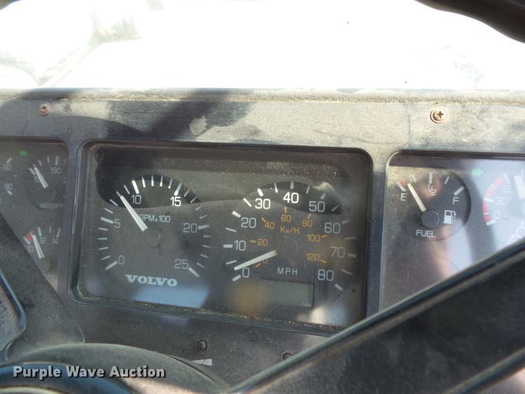 image for item FM9697 1998 Volvo Xpeditor semi truck