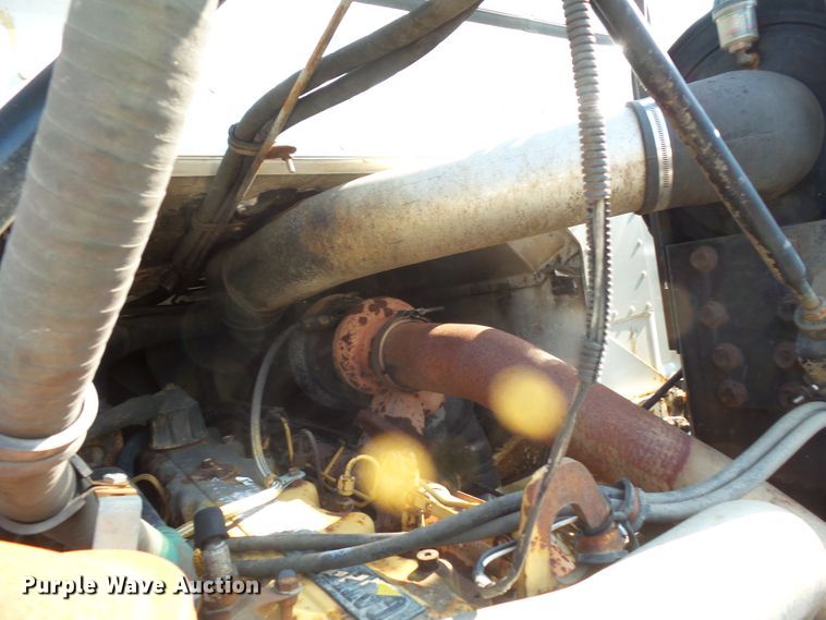 image for item FM9697 1998 Volvo Xpeditor semi truck