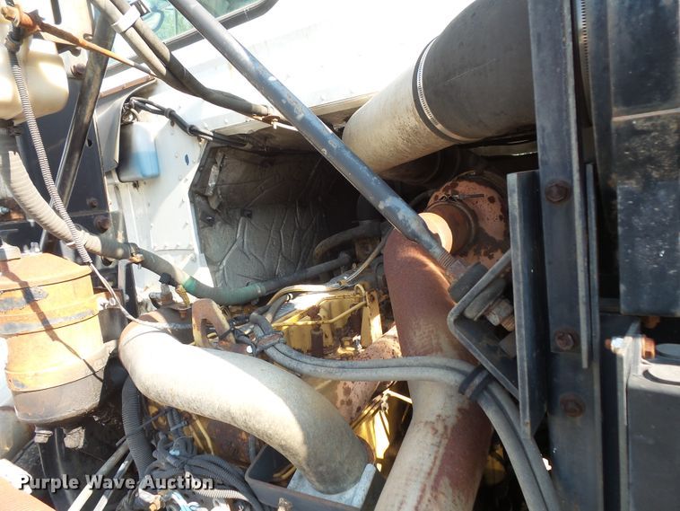 image for item FM9697 1998 Volvo Xpeditor semi truck