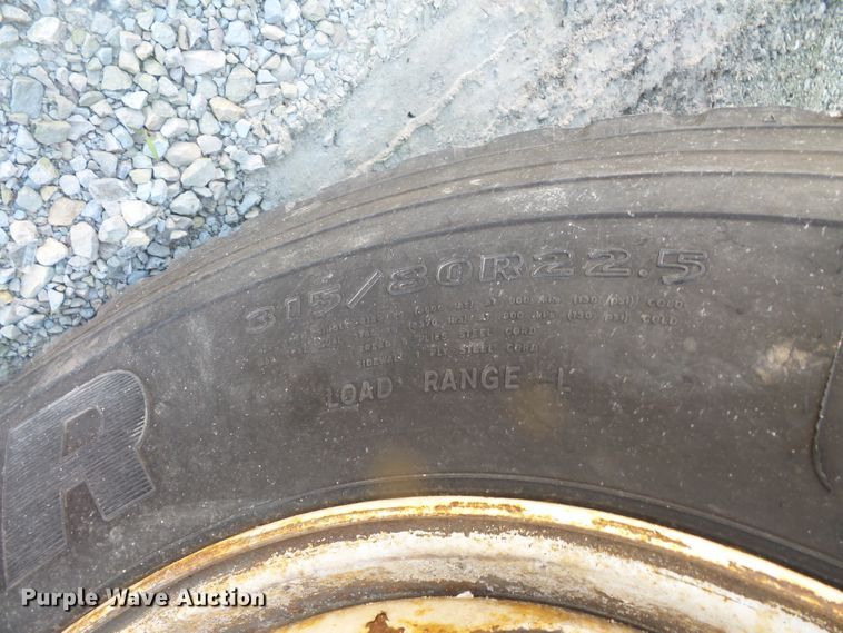 image for item FM9697 1998 Volvo Xpeditor semi truck