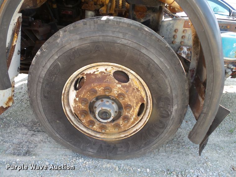 image for item FM9697 1998 Volvo Xpeditor semi truck