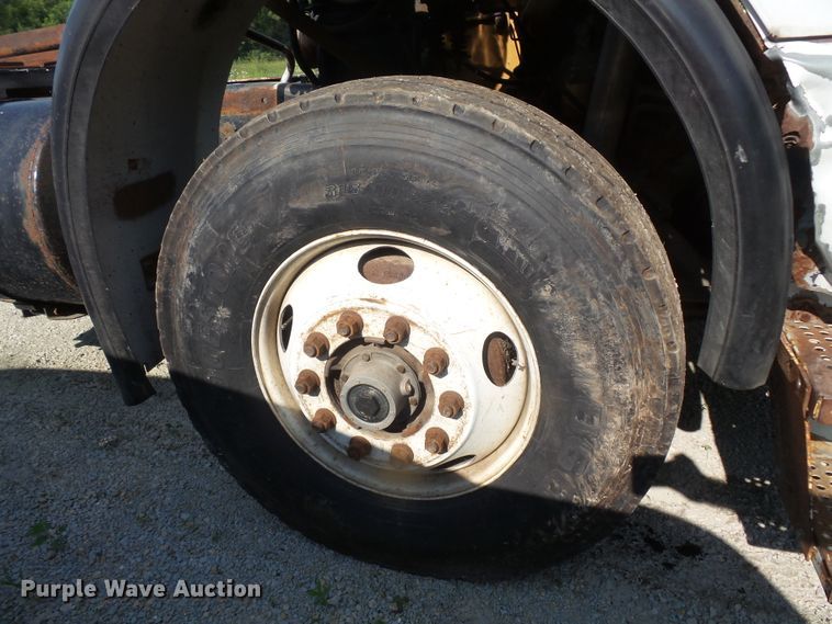 image for item FM9697 1998 Volvo Xpeditor semi truck