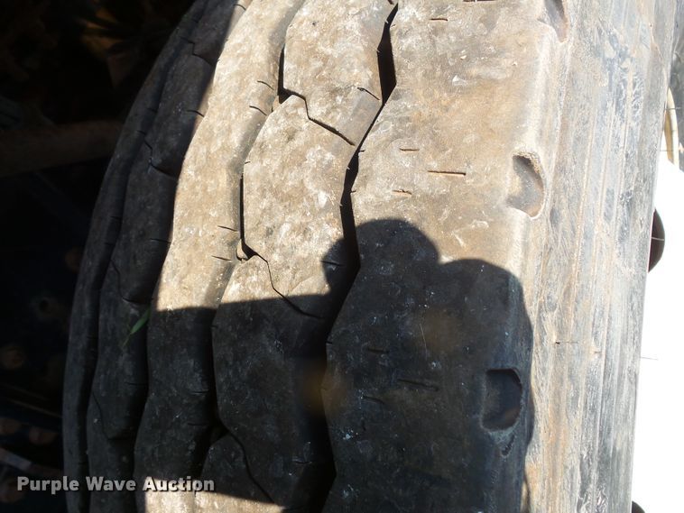 image for item FM9697 1998 Volvo Xpeditor semi truck