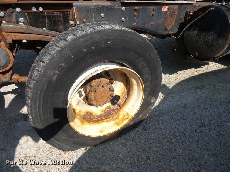 image for item FM9697 1998 Volvo Xpeditor semi truck