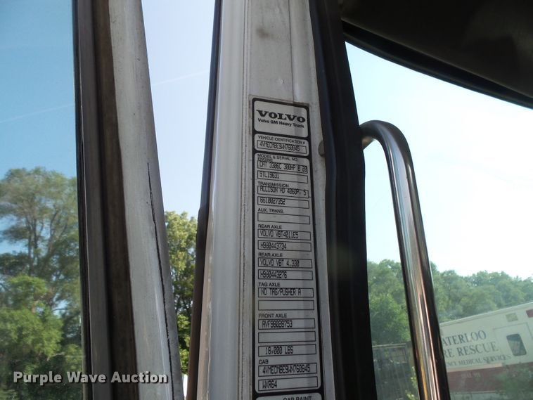 image for item FM9697 1998 Volvo Xpeditor semi truck