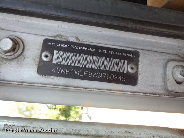 image for item FM9697 1998 Volvo Xpeditor semi truck