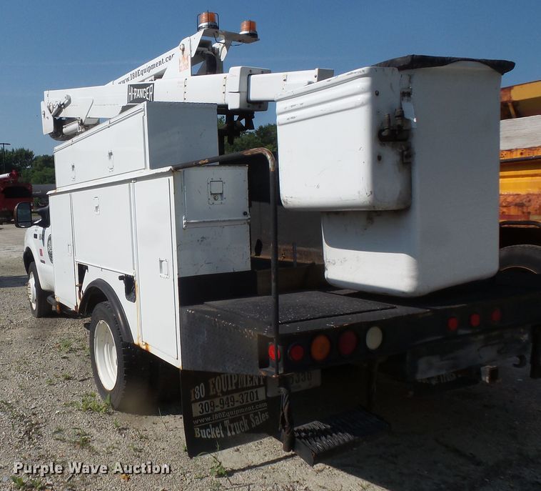 image for item FM9698 2004 Ford F550 Super Duty bucket truck