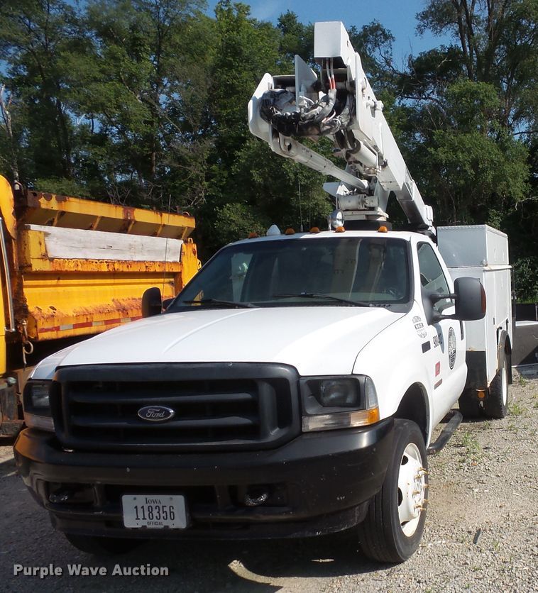 image for item FM9698 2004 Ford F550 Super Duty bucket truck