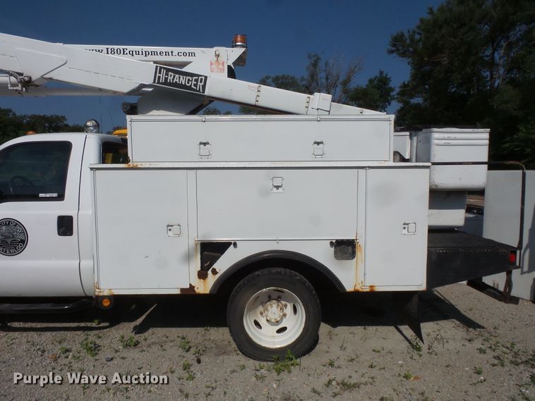 image for item FM9698 2004 Ford F550 Super Duty bucket truck
