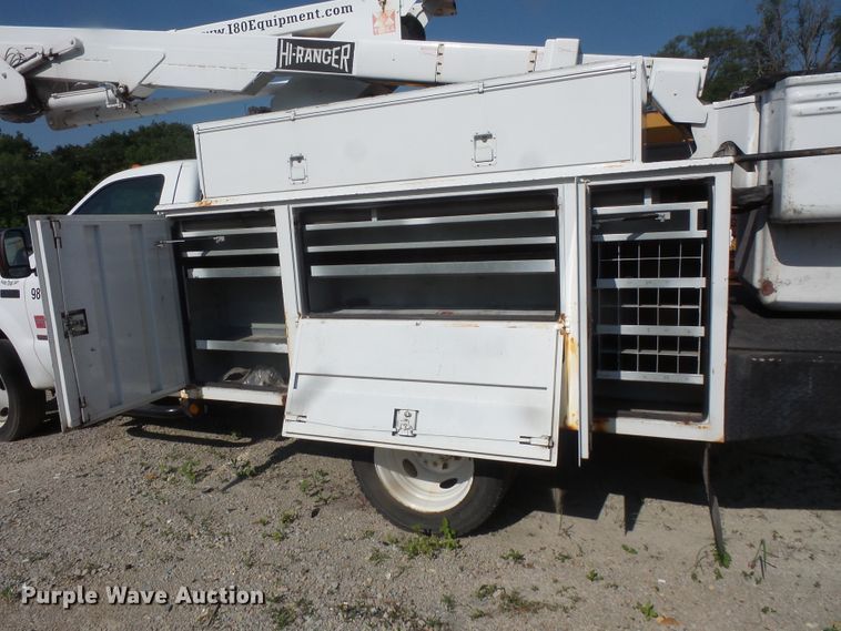 image for item FM9698 2004 Ford F550 Super Duty bucket truck