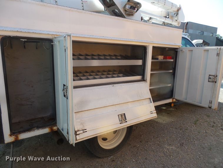 image for item FM9698 2004 Ford F550 Super Duty bucket truck