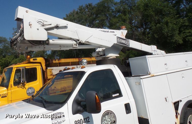 image for item FM9698 2004 Ford F550 Super Duty bucket truck