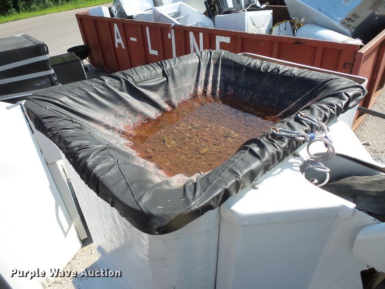 image for item FM9698 2004 Ford F550 Super Duty bucket truck