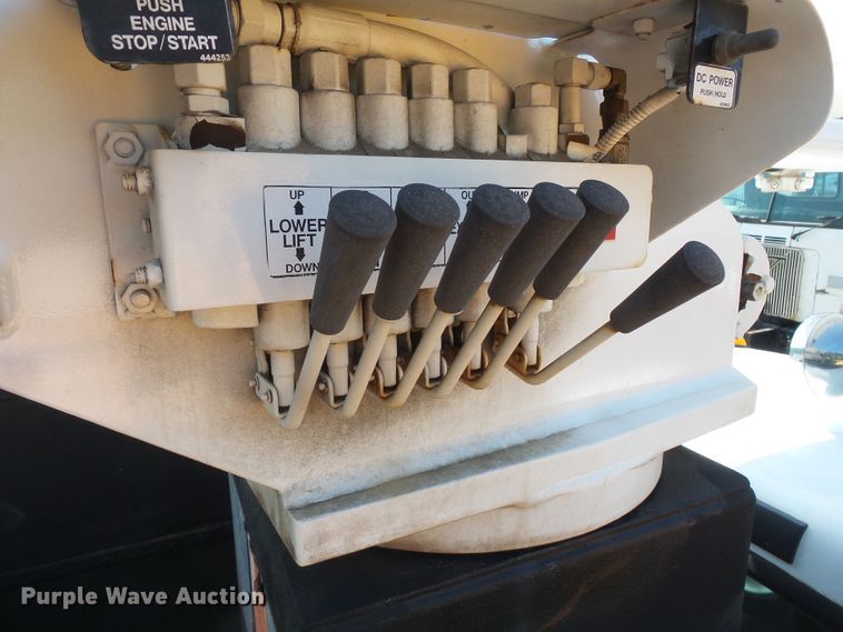 image for item FM9698 2004 Ford F550 Super Duty bucket truck