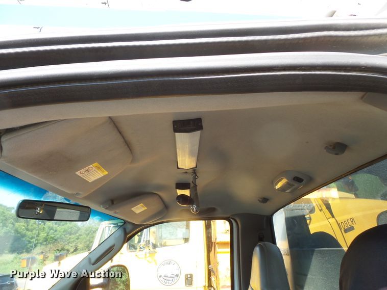 image for item FM9698 2004 Ford F550 Super Duty bucket truck