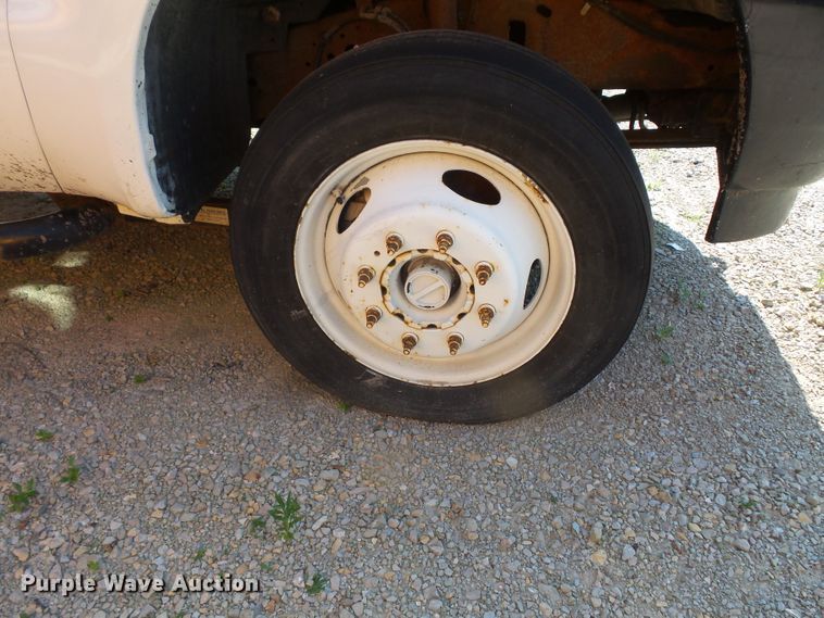 image for item FM9698 2004 Ford F550 Super Duty bucket truck