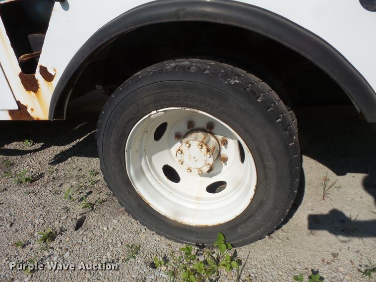 image for item FM9698 2004 Ford F550 Super Duty bucket truck