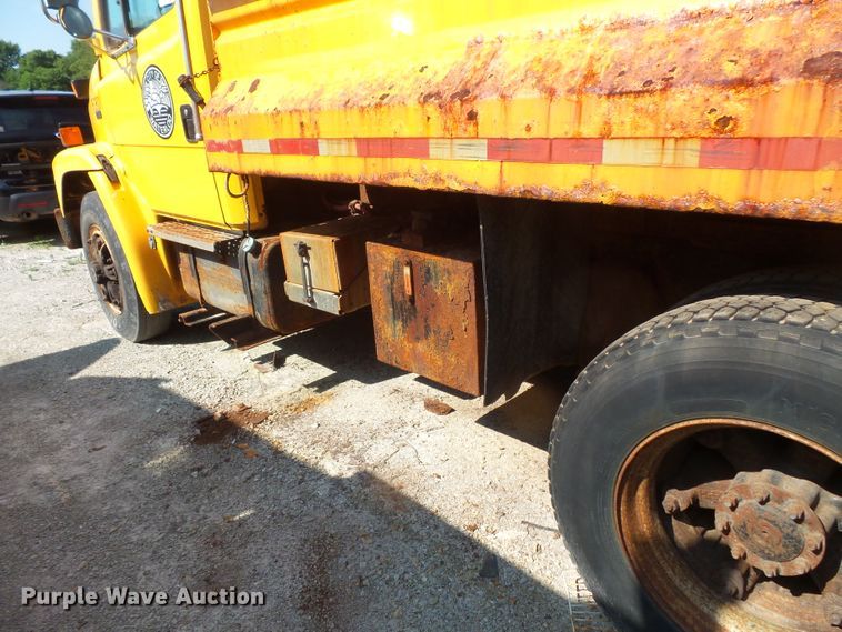 image for item FM9699 2000 Freightliner FL70 dump truck