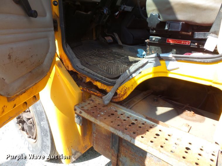 image for item FM9699 2000 Freightliner FL70 dump truck