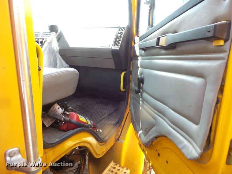 image for item FM9699 2000 Freightliner FL70 dump truck