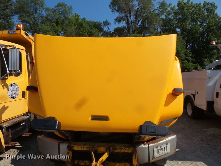 image for item FM9699 2000 Freightliner FL70 dump truck