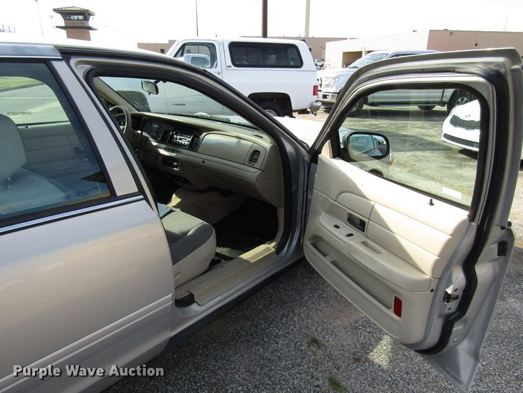 image for item FO9305 2006 Ford Crown Victoria Police Interceptor