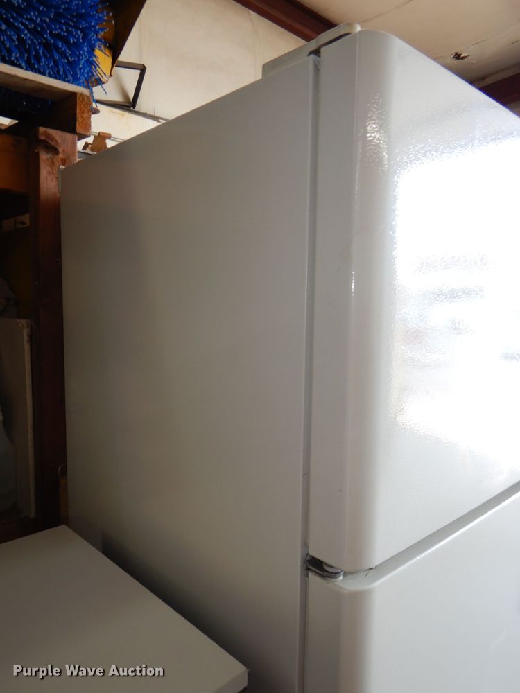 GE refrigerator in Topeka, KS Item FP9132 sold Purple Wave