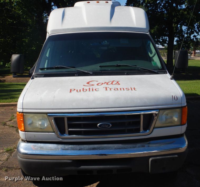 image for item FT9356 2005 Ford E350 Super Duty shuttle bus