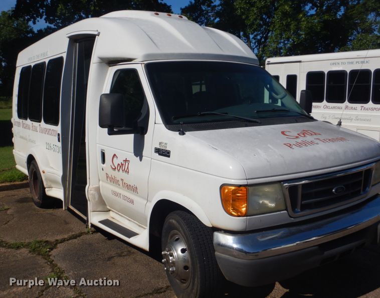 image for item FT9356 2005 Ford E350 Super Duty shuttle bus