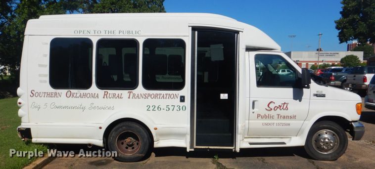 image for item FT9356 2005 Ford E350 Super Duty shuttle bus