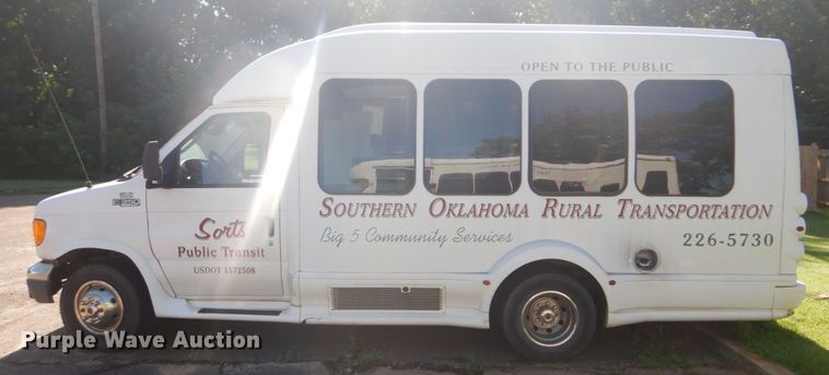 image for item FT9356 2005 Ford E350 Super Duty shuttle bus