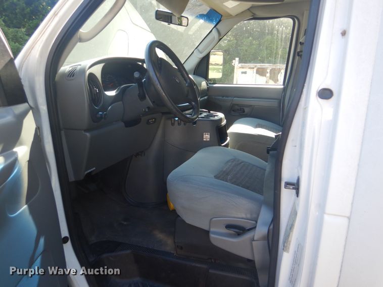 image for item FT9356 2005 Ford E350 Super Duty shuttle bus